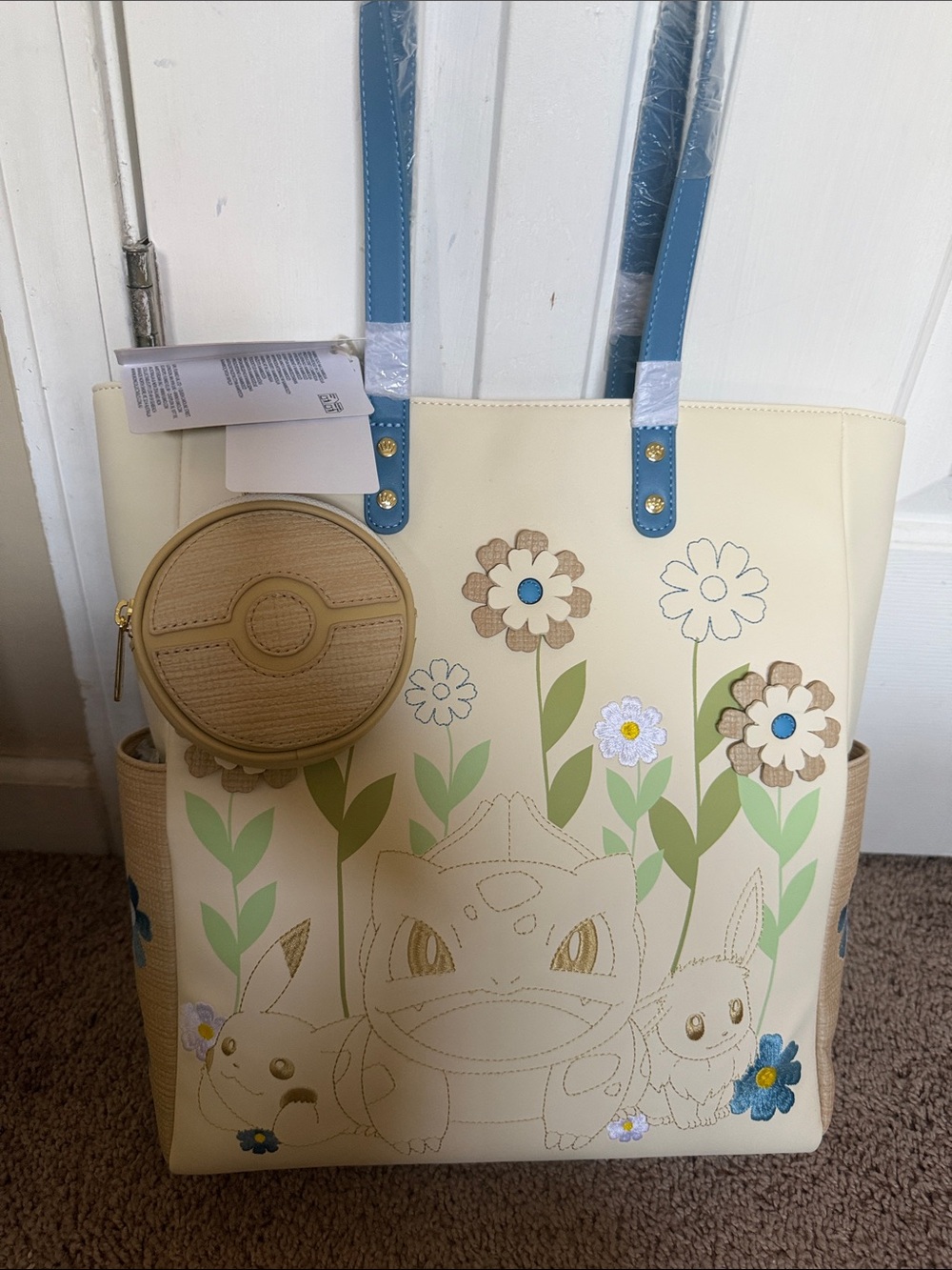 Lounge fly Pokémon, tote bag, and matching wallet